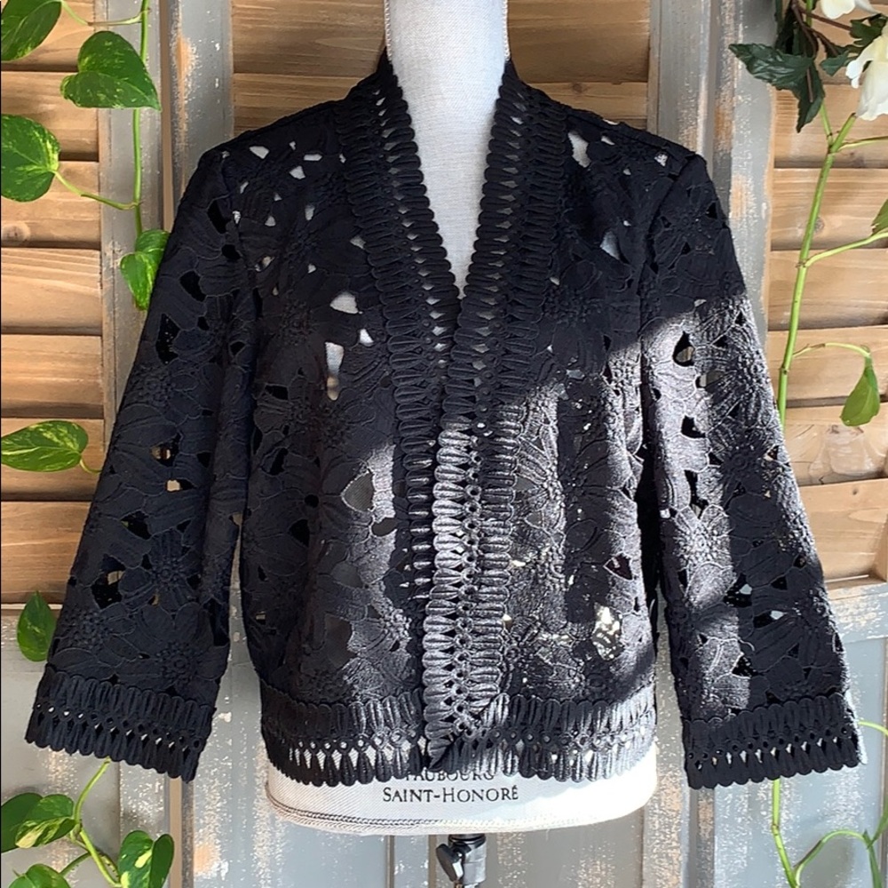 Black thick lace open 3/4 short jacket